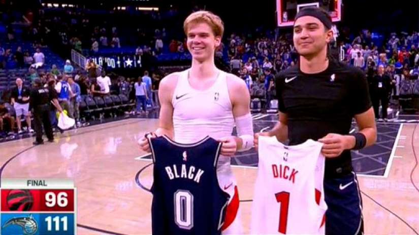 NBA新秀互換球衣 合照竟變「18禁」 球迷笑稱「歷史經典」