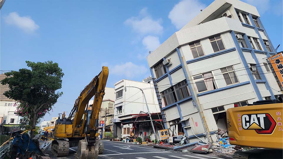 倒塌早餐店在這!北濱街透天厝已夷平重鋪瀝青