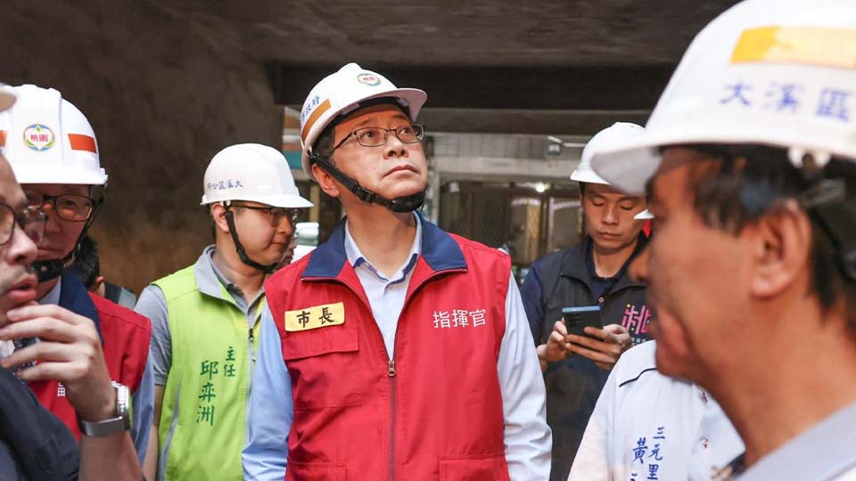 桃園市長張善政（中）推出「安居三計畫」，盼加速強震後修繕。翻攝自張善政臉書