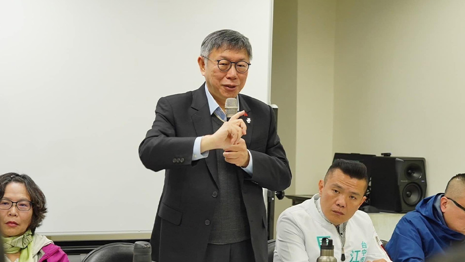 民眾黨主席柯文哲30日到黨部體驗一日客服人員。翻攝自柯文哲臉書