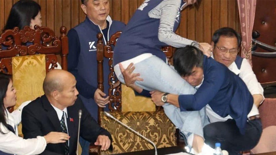 陳菁徽遭抱摔「驚魂未定」 韓國瑜暖舉超溫馨