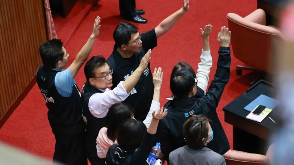 「舉手表決」真不行?看看議事規則怎麼說