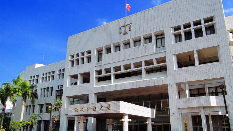 檢察官偷摸帥警大腿 遭自家地檢署起訴性騷擾