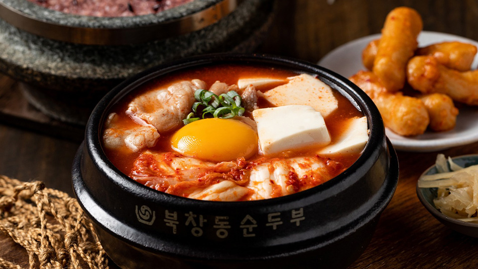 韓國泡菜原物料缺貨，涓豆腐等餐廳多道餐點停售。翻攝自涓豆腐臉書