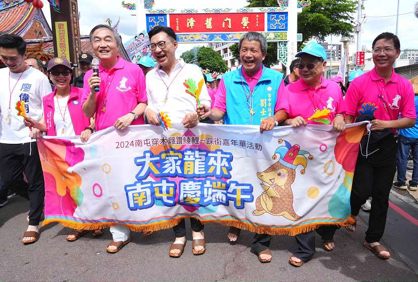 中市「穿木屐躦鯪鯉」千人踩街慶端午 黃副市長：盼持續發揚在地文化