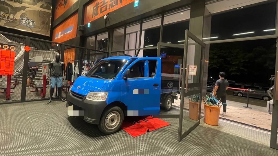 成吉思汗健身房台中館12日晚間遭小貨車衝撞。讀者提供