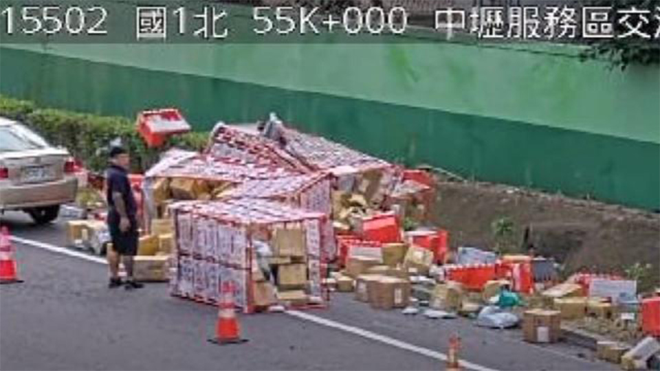 您的包裹「在路上」!物流車門沒關好 貨物四散國道入口