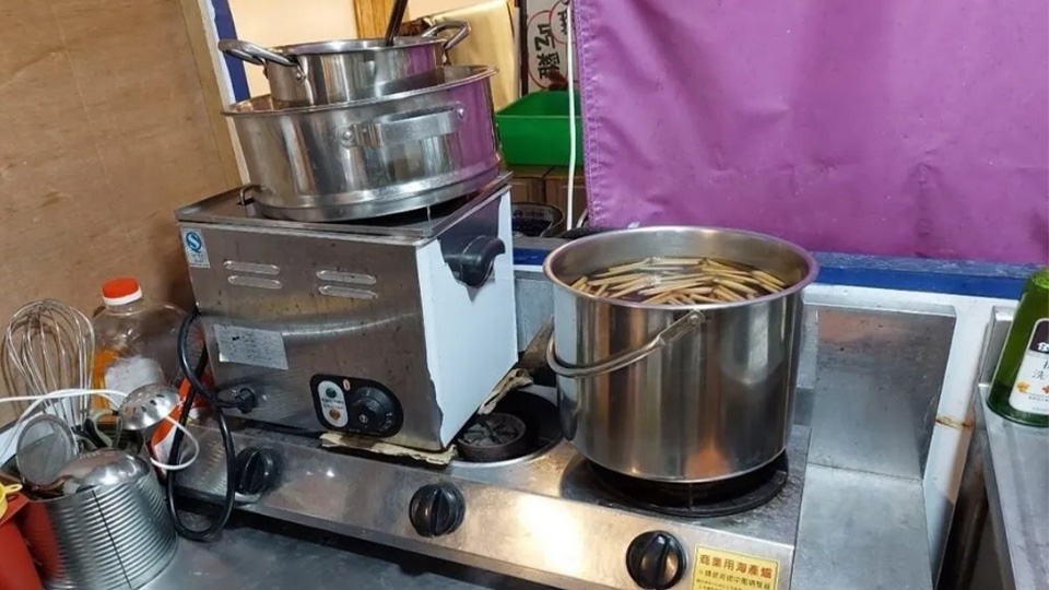14人到左營區「翠紅冷面」吃完椒麻皮蛋涼麵後發生腹瀉。高市衛生局提供