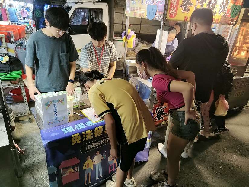 竹縣夜市推減廢 自備環保杯送限量小禮
