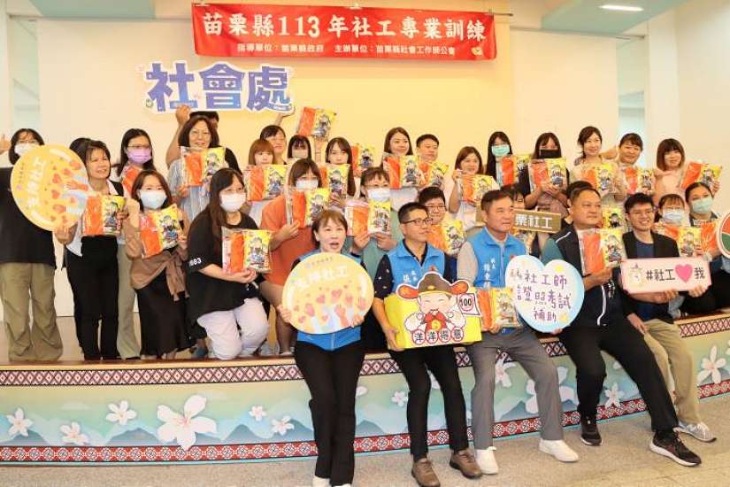縣長為報考社工師的考生打氣加油並致贈文昌加持包預祝金榜題名取得證照