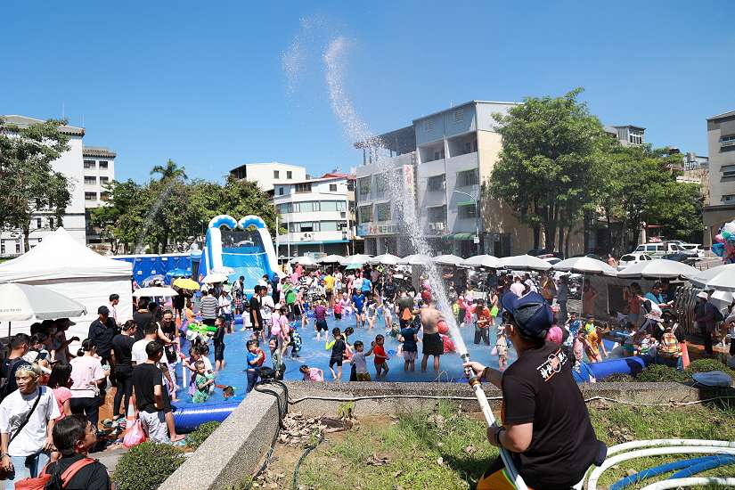 南島水電趴「水槍大戰」 縣政廣場變遊樂園