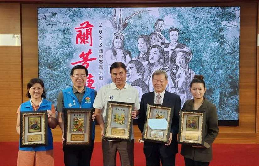 苗栗縣長恭賀榮興客家採茶劇團入圍「第35屆傳藝金曲獎」