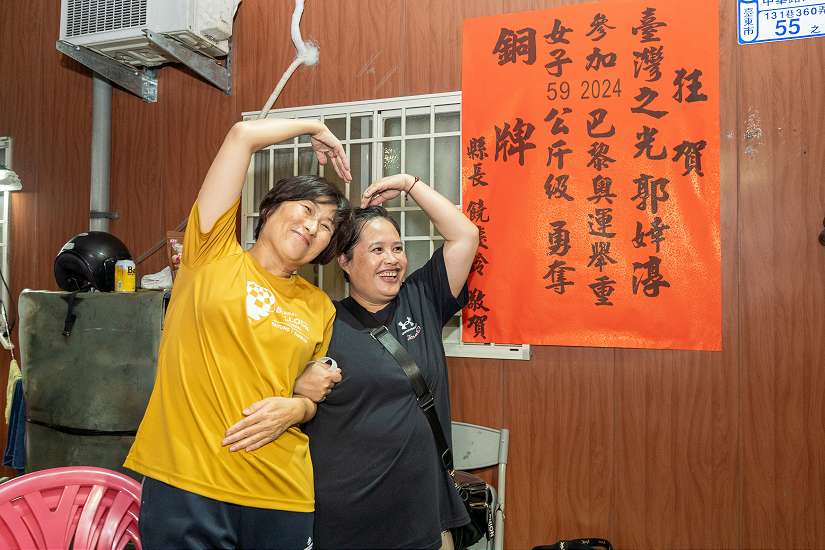 臺東驕傲郭婞淳今勇奪奧運銅牌 饒慶鈴賽後親至家中貼紅榜恭賀