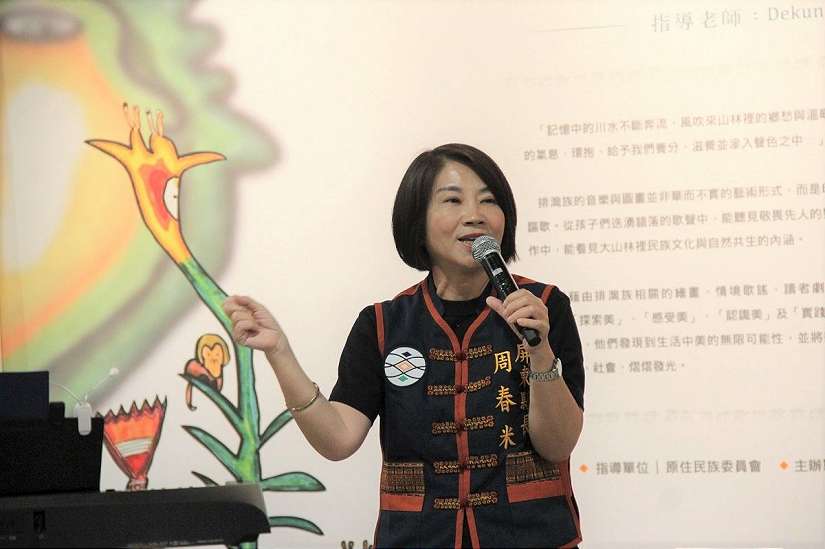 佳義國小畫展「誰家的毛毛蟲在唱歌呀!」 展出70件排灣族繪畫