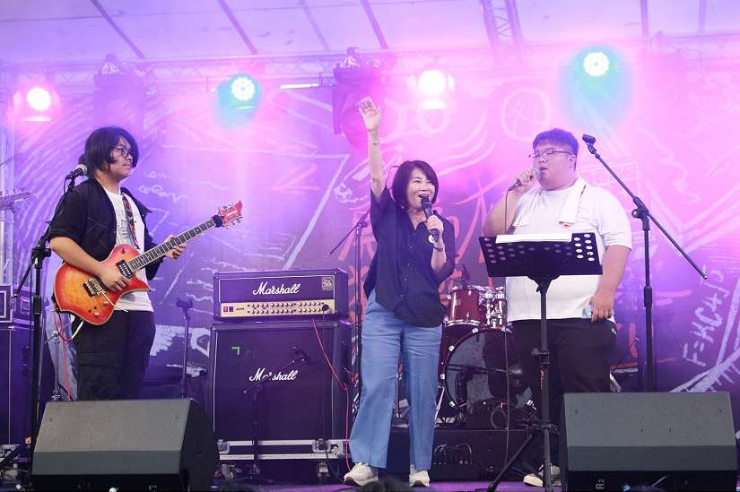 四大舞台百組表演!萬人齊聚屏東公園 縣長周春米化身周學姊體驗高校生活