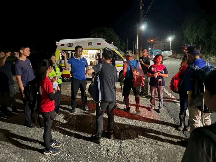 屏東登山團浸水營古道遇蜂螫 東縣消防局警義消緊急救援 1人送醫後今凌晨不治 2人無生命危險