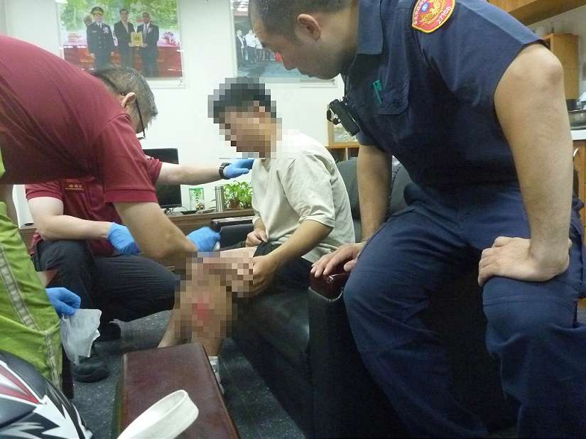 熱心助人/山路過彎不慎自摔 北投警眼尖發現速救援