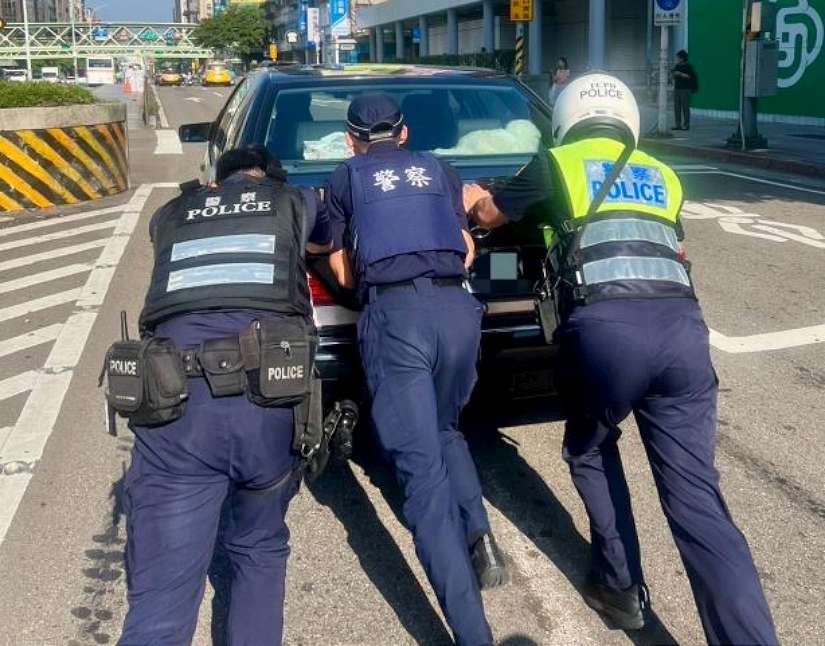 即刻救援／路口車拋錨，大同警與實習生合力推車解危機
