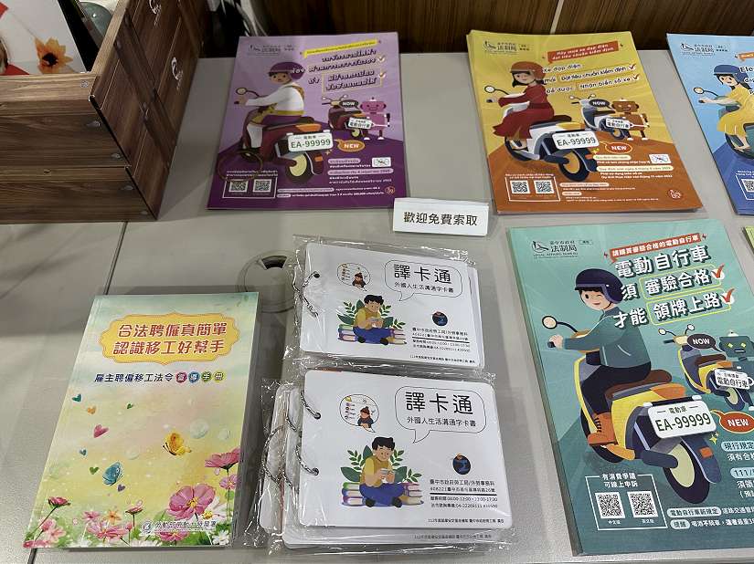 中市勞工局製作多國語字卡書 協助雇主移工順暢溝通