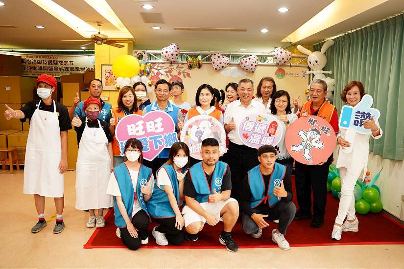 中秋月餅傳香也傳愛 竹縣府結合基金會、大學青年下鄉慰問