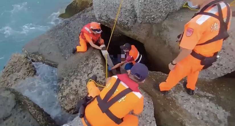 釣客失足落海 海巡火速救援