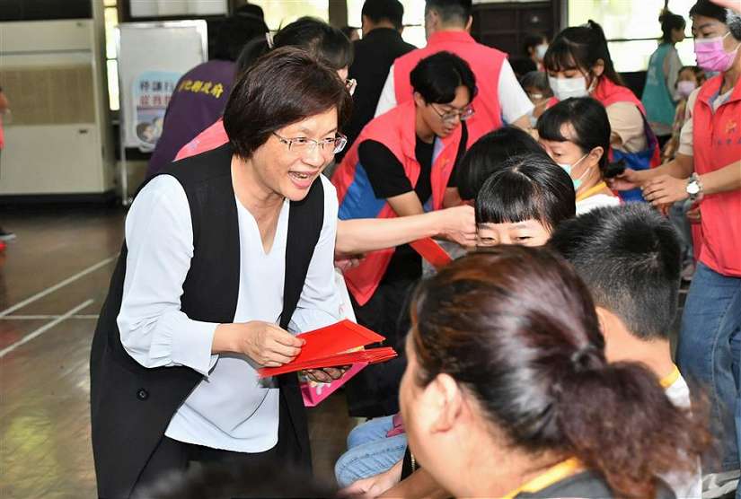 彰化縣中秋節關懷慰問 首次下鄉送愛心到二林