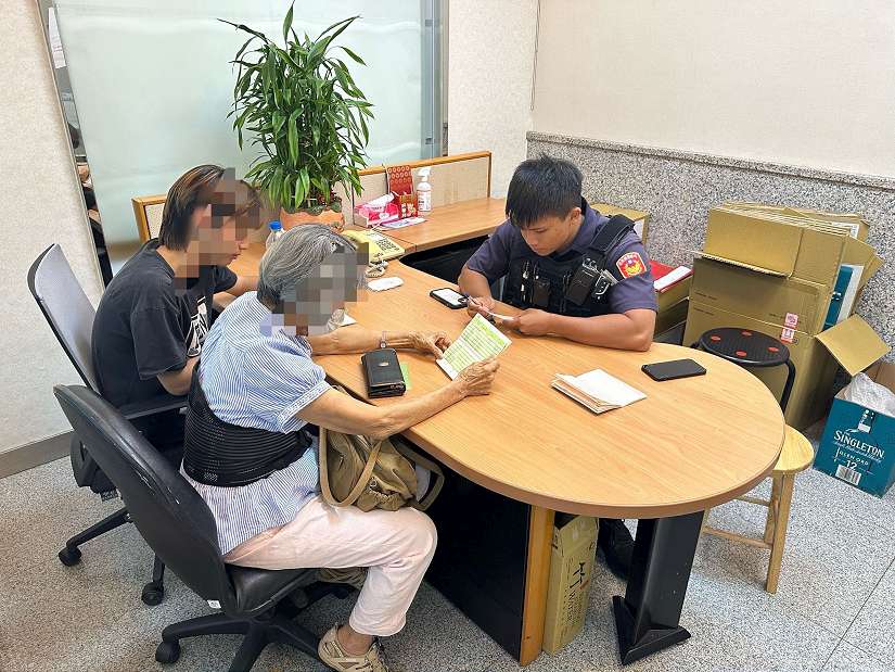 公館鄉7旬老嫗誤信假金管指示 遠赴頭份提領 頭份警銀阻詐120萬元