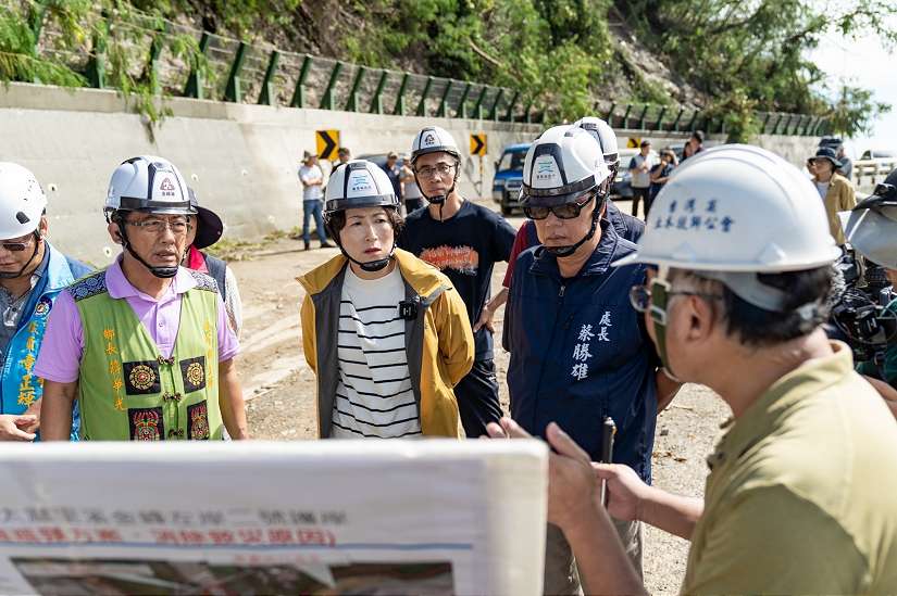 金峰鄉東64鄉道坍塌交通中斷 縣長饒慶鈴指示緊急搶通維生道路