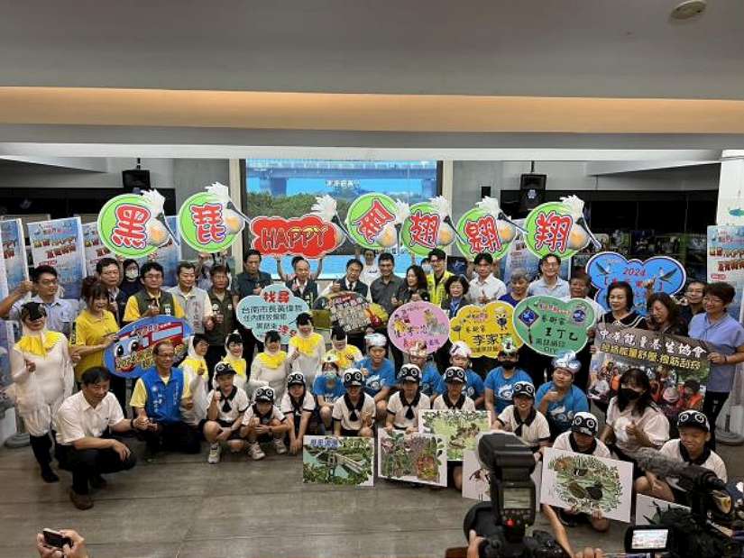 黑琵陸續飛抵臺南度冬,2024黑面琵鷺保育季20日登場