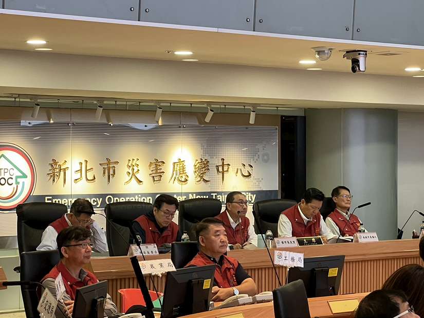 強颱康芮帶來強風豪雨 指揮官侯友宜召開工作會議並與中央視訊 會後前往北海岸視察