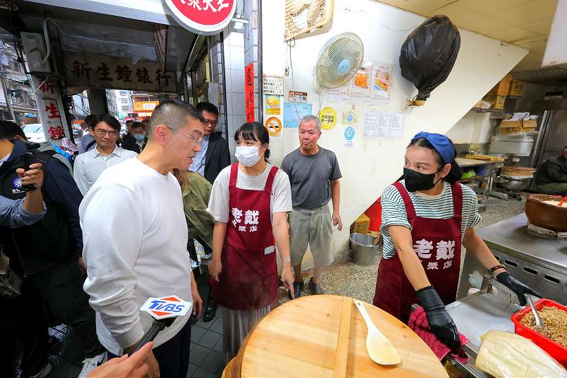 會勘孝三路店家騎樓 謝國樑盼在店家生計及行人通行間取得平衡