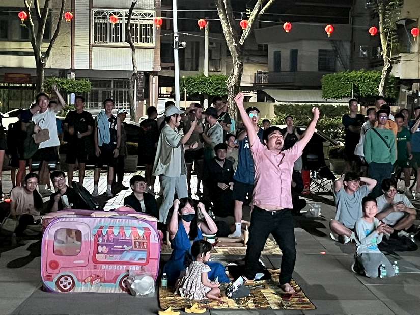 世界12強棒球賽「中韓」開幕戰13日開打 豐原原議政大樓前首次直播吸引球迷熱血加油
