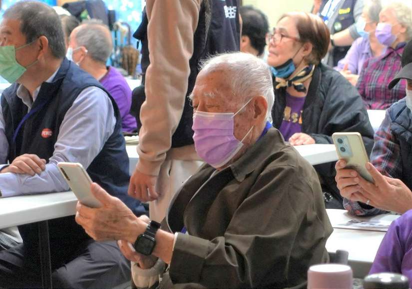 桃園智發會帶長輩「一起學AI」 94歲爺爺直呼「AI真好玩」!
