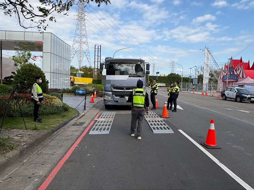 中和警運用活動地磅攔檢大型車 維護用路人安全