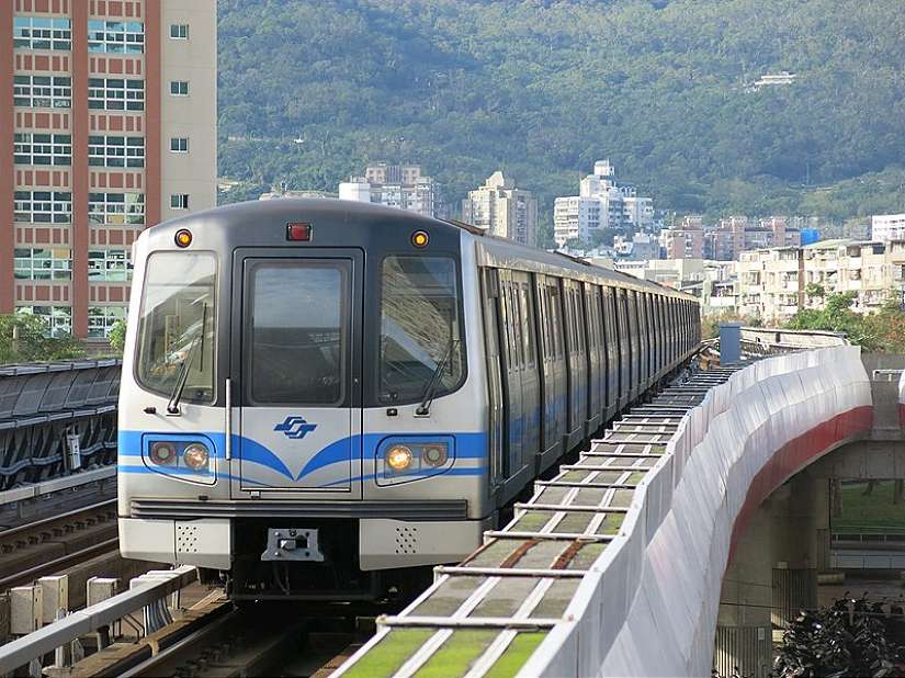 6旬翁歡慶中華隊奪冠 不勝酒力於捷運手扶梯險摔 霸氣捷警後頭一手抱住 沿途護送返家