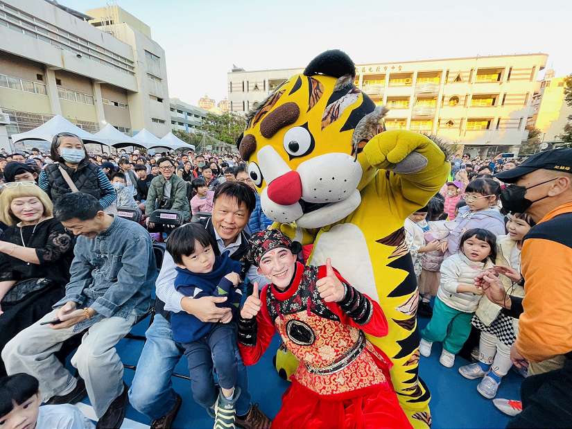 萌虎下山傳達動物保育觀念 中市文昌國小紙風車《武松打虎》演出歡笑連連