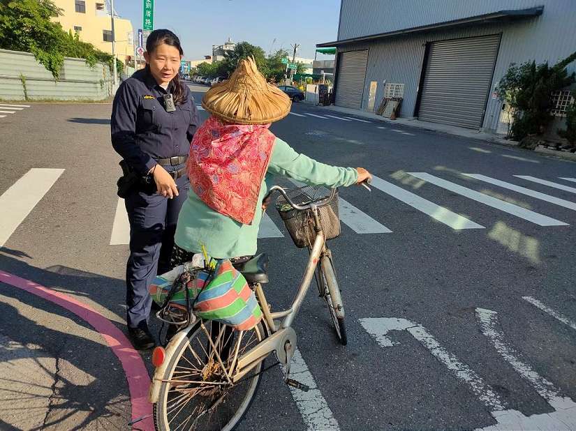 九旬老婦迷途徘徊街頭 竹園警熱心護送返家團圓