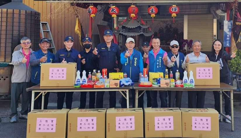 寒冬送暖 後湖警熱心為善不落人後