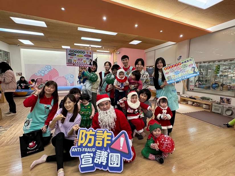 警扮演聖誕老人前往暖暖親子館 與小萌童開心體驗小警察