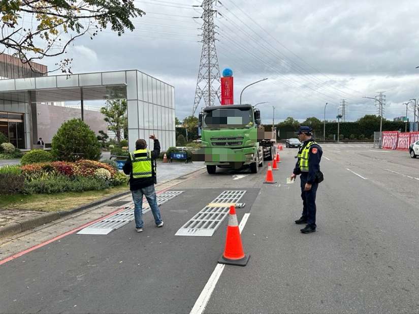 中和警分局利用活動地磅攔查大型車輛 守護交通安全