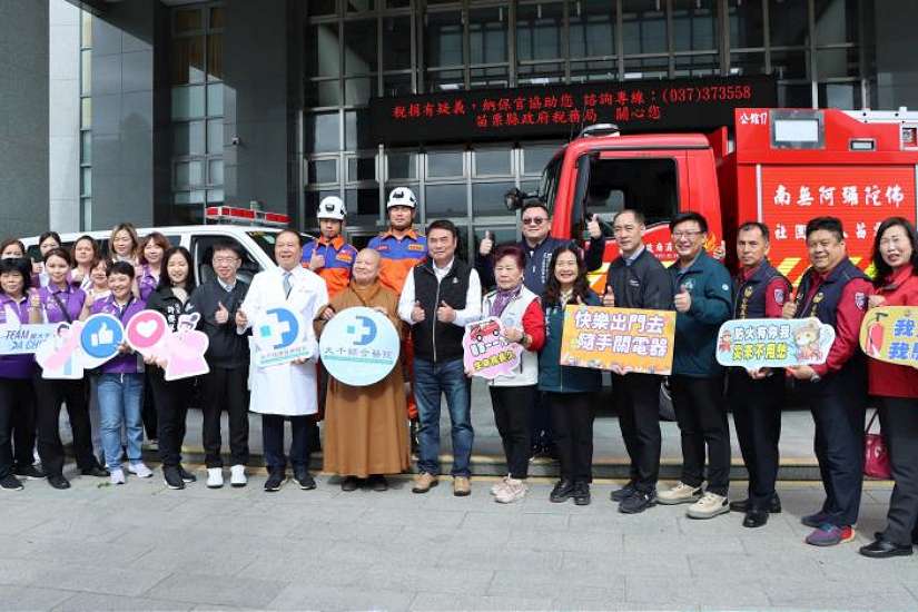 十方圓通寺護持會捐贈消防水箱車及救護車 提升救災救護能力
