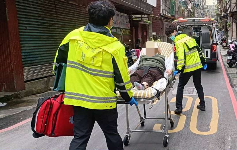 老婦身體不適受困家中  警消攀梯爬窗即刻救援