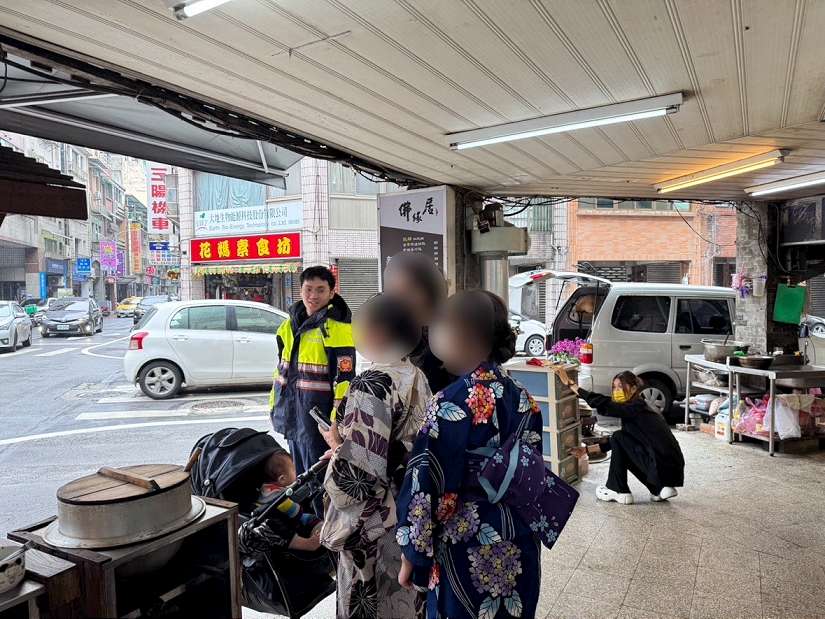日遊客探索基隆美食 警熱心引路