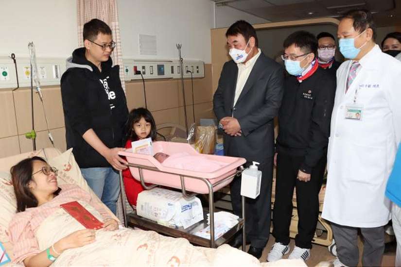 縣長探望首位元旦寶寶 鼓勵年青人多生小孩提高生育率