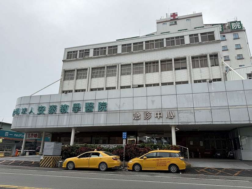 東港安泰醫院違建問題嚴重 起火的電力中心違建率超過3300% 屏縣府張貼拆除公告 1/14強制拆除
