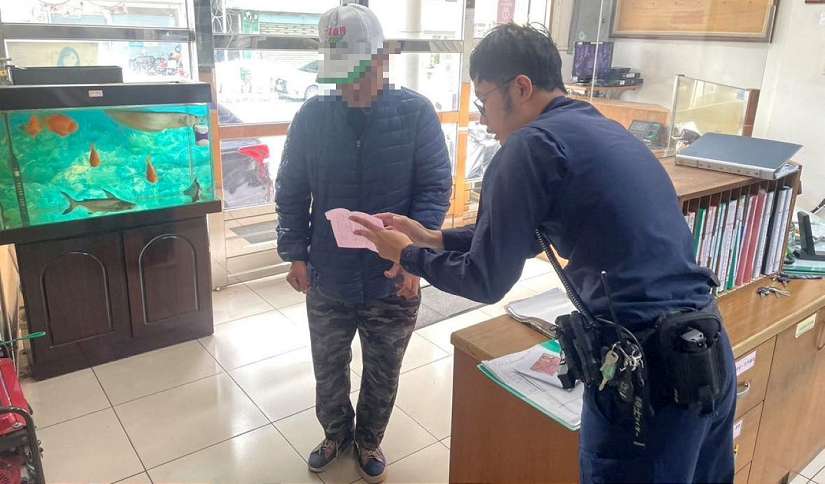 男子路倒在路旁北門暖警援助返家