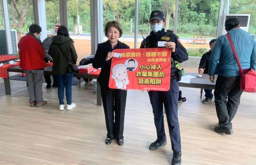 東縣縱谷議員辦理揮毫贈春聯品美食活動 攜手關警齊心宣講「打詐儀錶板」護民財