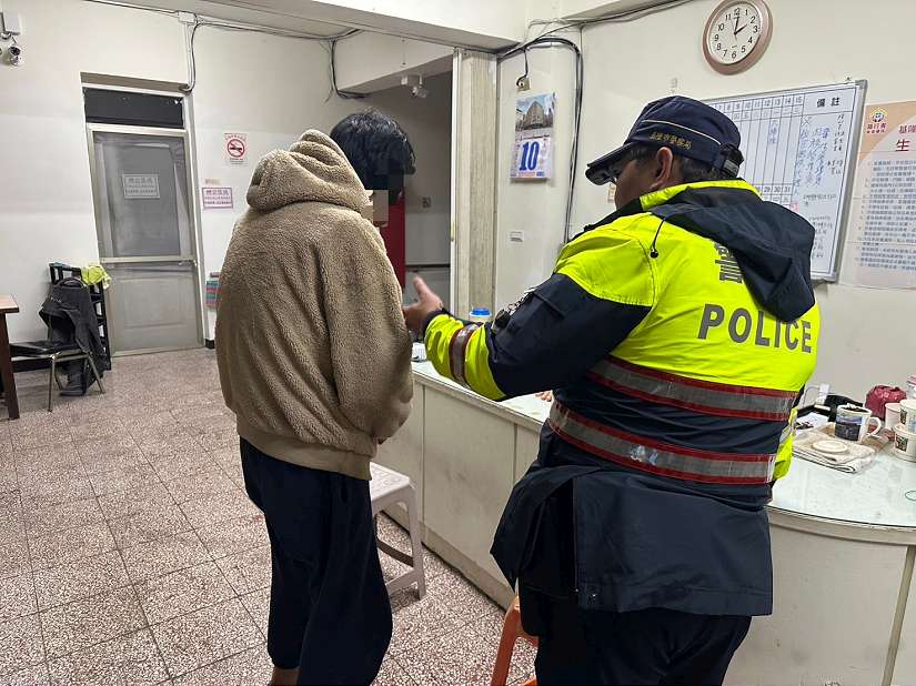 寒流來襲街友無家可歸 警雪中送炭助安置