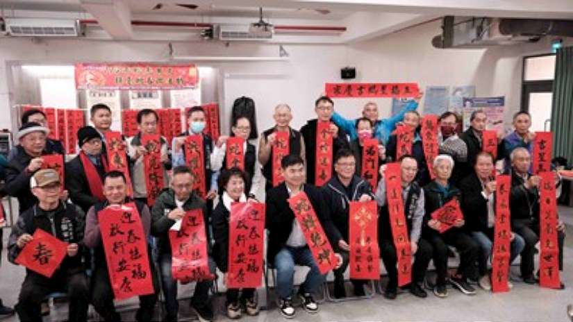 台中大安蛇光萬丈揮毫迎春 客語賀詞「平安順勢 日日歡喜」送祝福