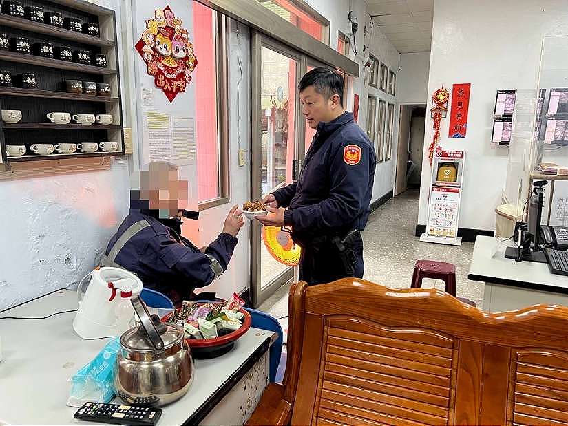 司機載迷途翁求助 警溫暖接力助返家